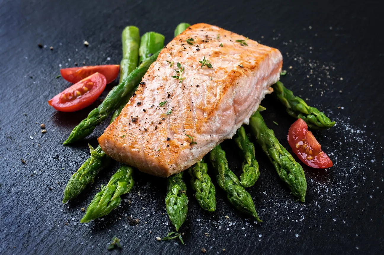 Salmon with asparagus.jpg